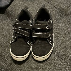 Wonder nation memory foam boy’s black sneakers.  Size 10